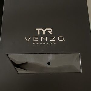 BNWT IN BOX Onyx Black TYR Venzo Phantom Open Back 28